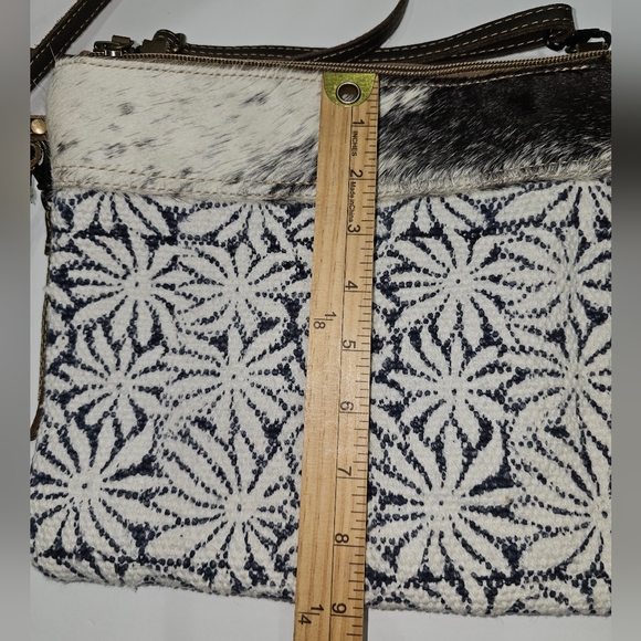 Myra Crossbody, Stylish Crossbody Bag with Patterned Design - Picture 6 of 8